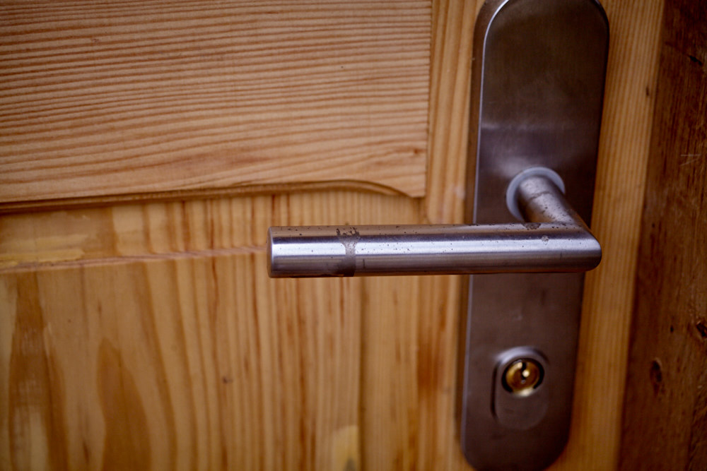 Abtropfender Bauschaum verklebt den Beschlag Abtropfender Bauschaum verklebt den Beschlag