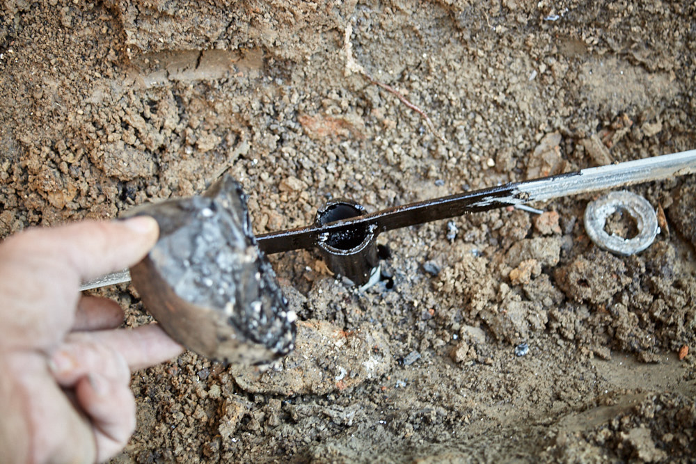 Die Schweißstellen werden mit Bitumen gegen Korrosion geschützt Die Schweißstellen werden mit Bitumen gegen Korrosion geschützt