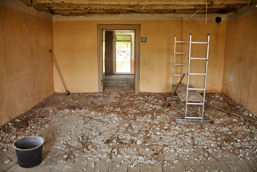 Abnehmen der Decke im Wohnzimmer Abnehmen der Decke im Wohnzimmer