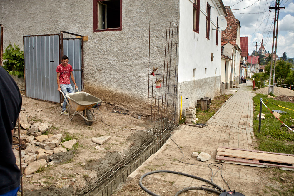 Das Fundament wird betoniert Das Fundament wird betoniert
