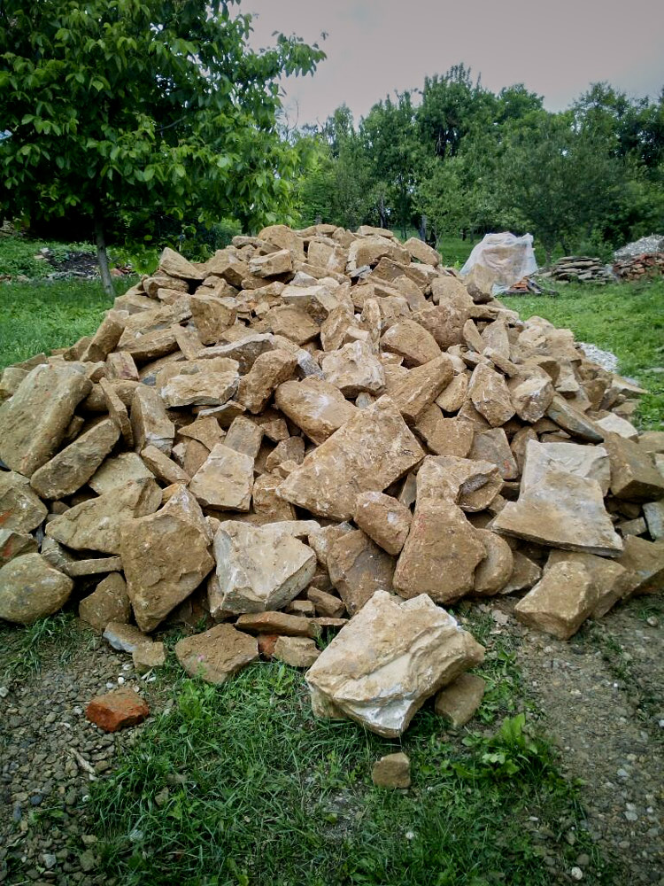 Eine weitere Ladung Bruchsteine Eine weitere Ladung Bruchsteine