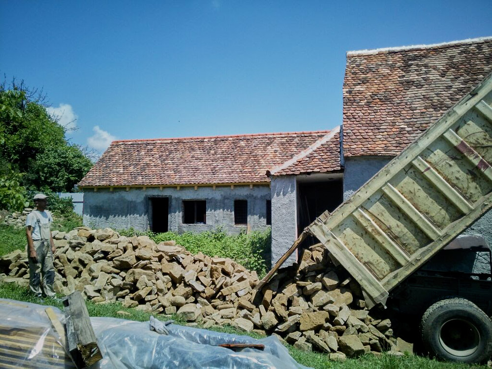 Eine weitere Ladung Bruchsteine Eine weitere Ladung Bruchsteine