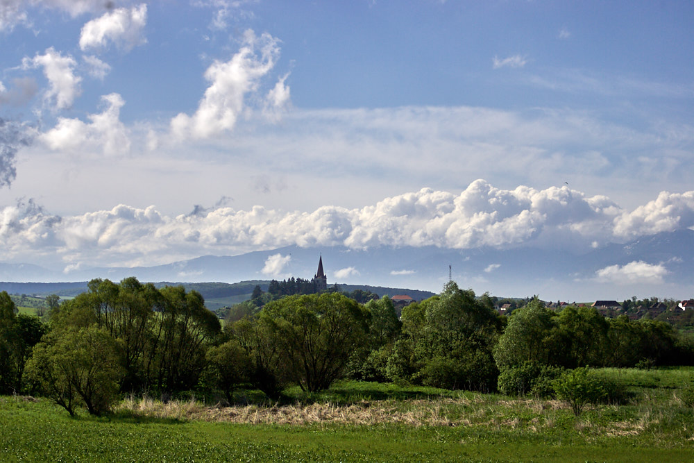 Die Wehrkirche und das Fagarasmassiv im Hintergrund Die Wehrkirche und das Fagarasmassiv im Hintergrund