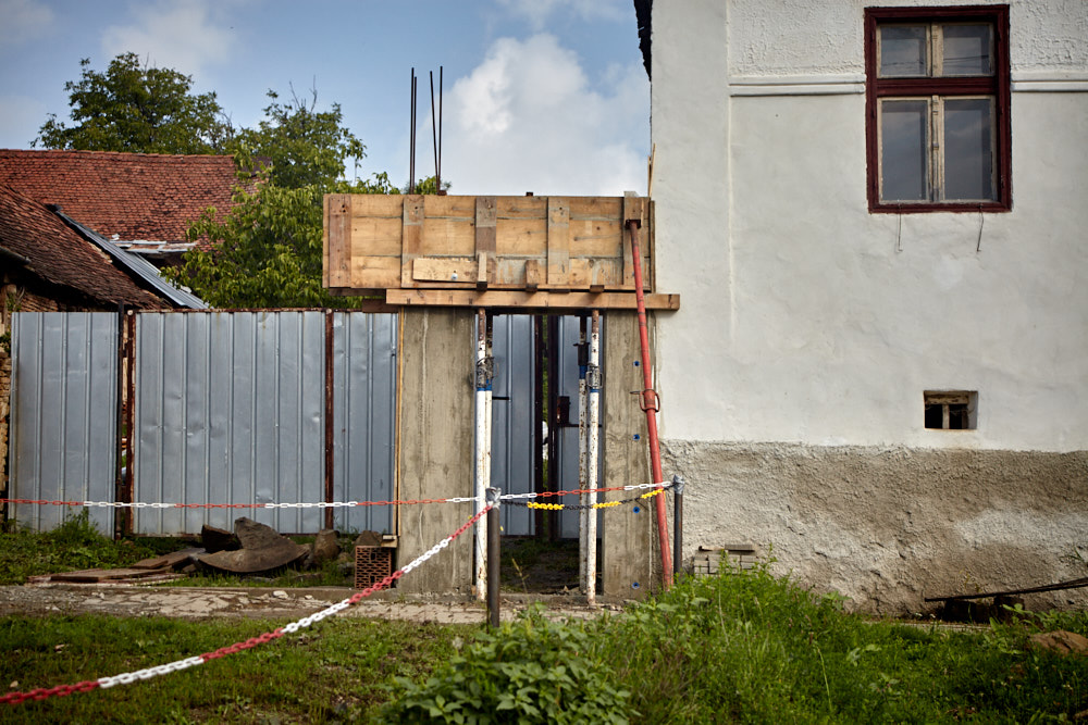 Der Sturz wird betoniert Der Sturz wird betoniert