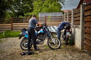 Letzte Vorbereitungen an den Motorrädern