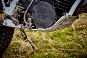 Durch harte beanspruchung eingerissener Motorschutz