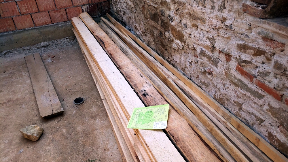 Das Holz für den Dachstuhl der Sommerküche Das Holz für den Dachstuhl der Sommerküche