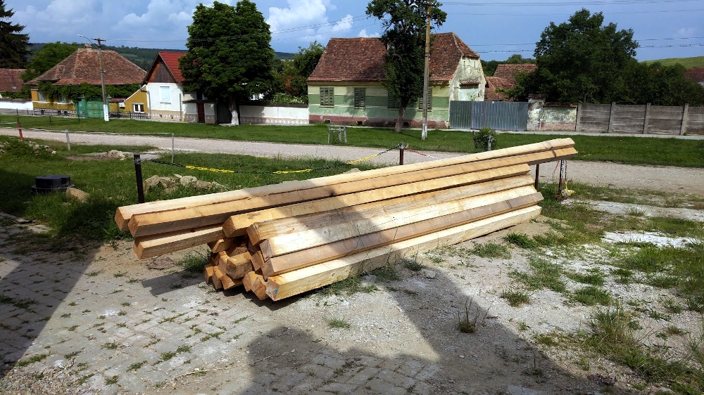 Das Holz für den Dachstuhl der Sommerküche Das Holz für den Dachstuhl der Sommerküche