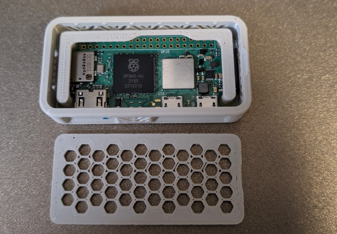 Das Bild zeigt ein selbstgedrucktes Gehäuse für den Raspberry Pi Zero 2W mit dem eingebauten Raspi.