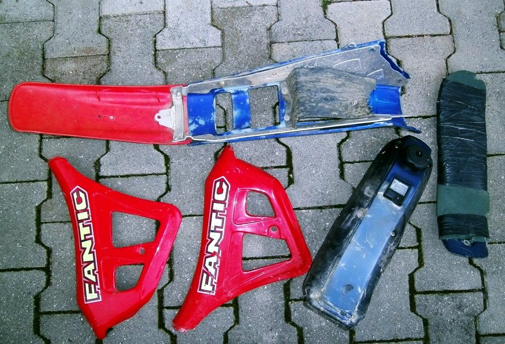 Plastikteile und Tank